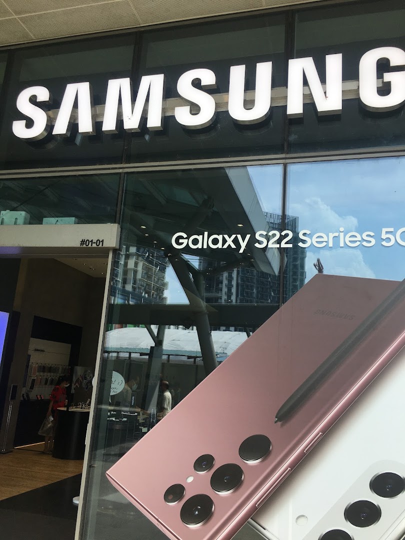 The Samsung Experience Storefront features a large logo, a prominent Galaxy S22 Series 5G display, and visible interior.