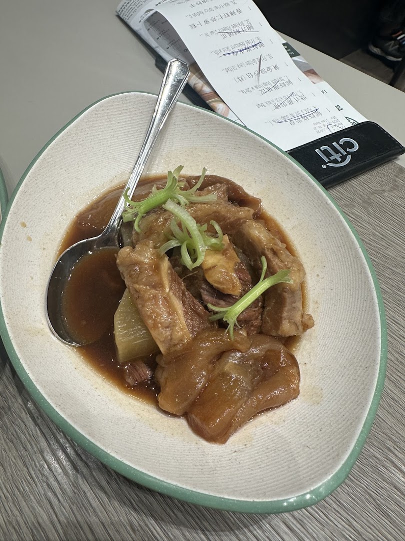 A delicious plate of braised meat and radish, garnished with fresh green onions, served at Tim Ho Wan.